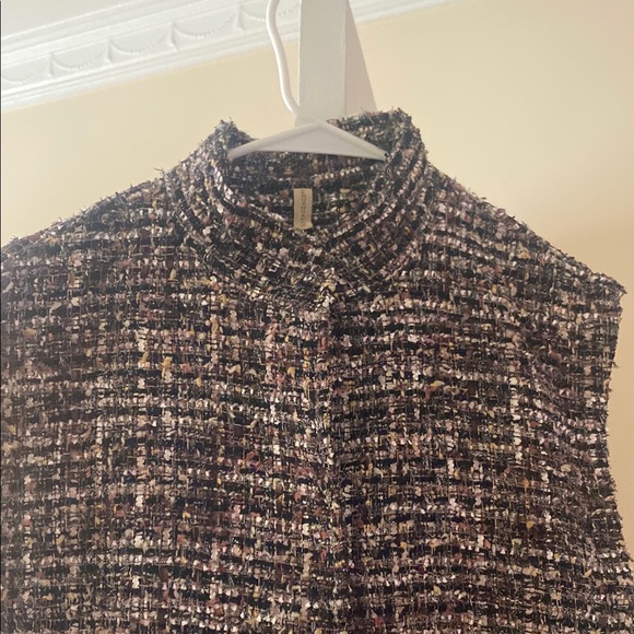 Elegant Black and White Belted Tweed Vest Coat - Picture 2 of 3